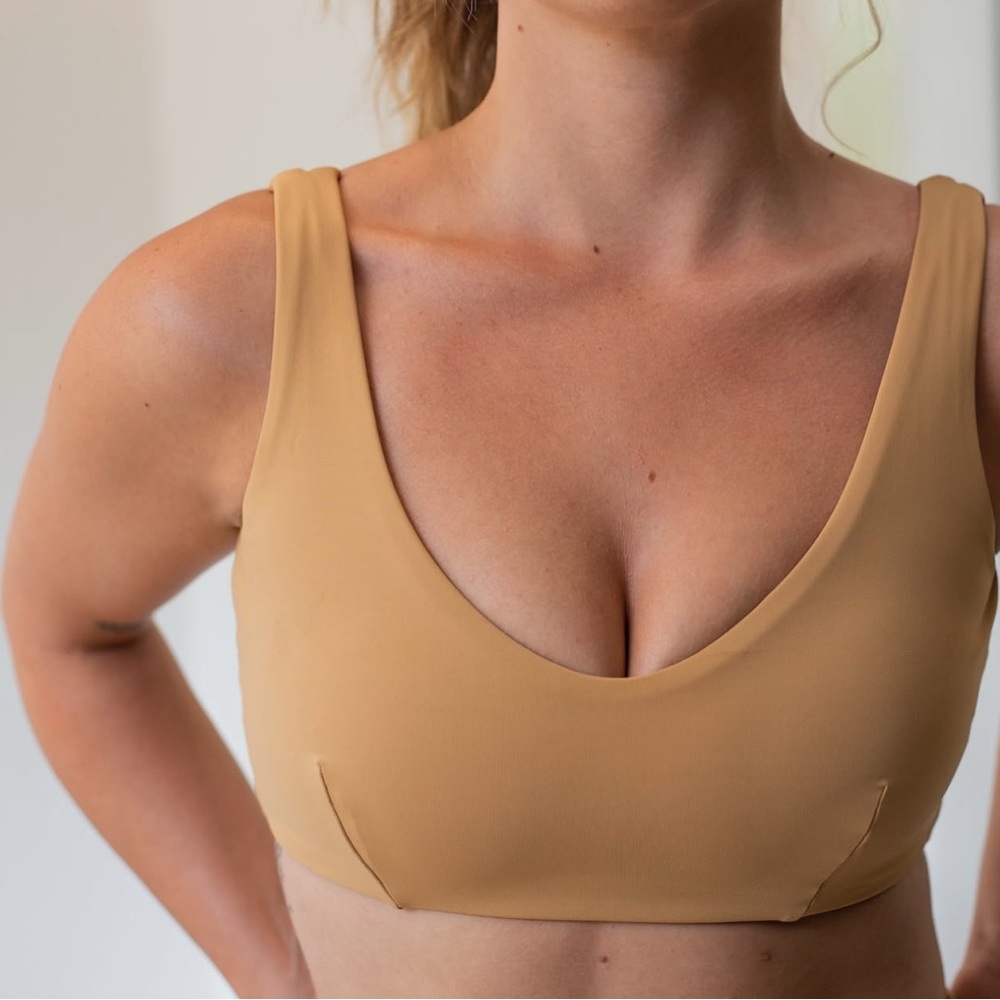 Mawé Motion Reversible Sports Bra & Tan Leggings Set